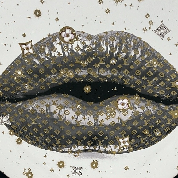 NEW Designart 'LV Lips' Modern Framed Canvas Wall Art Print - Picture 4 of 5